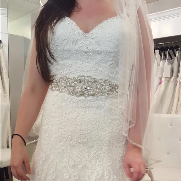 Allure wedding gown style 9125 MAKE AN OFFER! - Picture 3 of 6